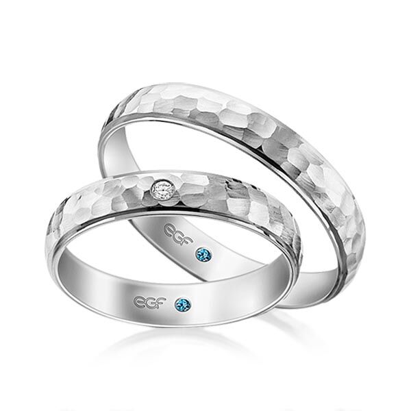 TR0811 model in hamerslag mat wit 4 mm Trouwringen set kopen bestaande uit een vrouw en mannen ring met of zonder diamanten steen