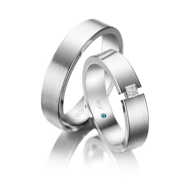 TR0834 model in glad fijn mat wit 5 mm Trouwringen set kopen bestaande uit een vrouw en mannen ring met of zonder diamanten steen