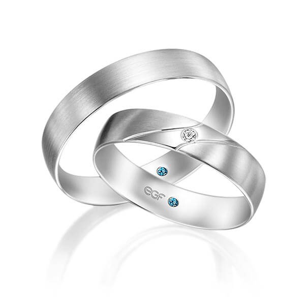 TR0760 model in fijn mat 4,5 mm Trouwringen set kopen bestaande uit een vrouw en mannen ring met of zonder diamanten steen