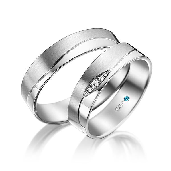 TR0676 model in glans en mat wit 5,5 mm Trouwringen set kopen bestaande uit een vrouw en mannen ring met of zonder diamanten steen