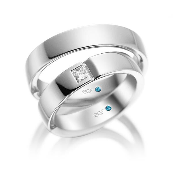 TR0822 model in glad glans wit 5 mm Trouwringen set kopen bestaande uit een vrouw en mannen ring met of zonder diamanten steen