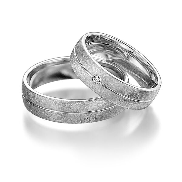 TR0493 model in ijs mat 5 mm Trouwringen set kopen bestaande uit een vrouw en mannen ring met of zonder diamanten steen