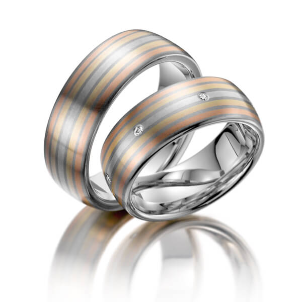 TR0512 model in grijs met wit, geel en rood mat 7,5 mm Trouwringen set kopen bestaande uit een vrouw en mannen ring met of zonder diamanten steen