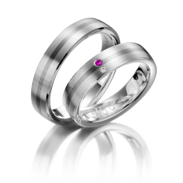 TR0513 model in grijs met wit mat 5 mm Trouwringen set kopen bestaande uit een vrouw en mannen ring met of zonder diamanten steen