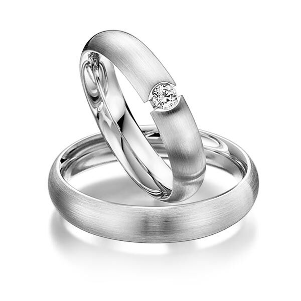 TR0515 model in wit fijn mat 4 mm Trouwringen set kopen bestaande uit een vrouw en mannen ring met of zonder diamanten steen