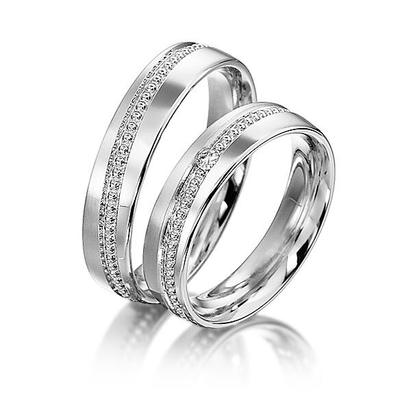 TR0576 model in glans en mat 5 mm Trouwringen set kopen bestaande uit een vrouw en mannen ring met of zonder diamanten steen