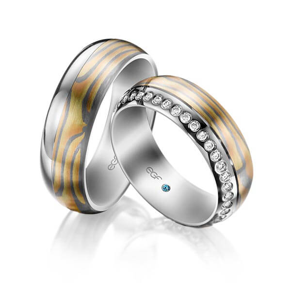 TR0666 model in grijs met groen en rood 7 mm Trouwringen set kopen bestaande uit een vrouw en mannen ring met of zonder diamanten steen