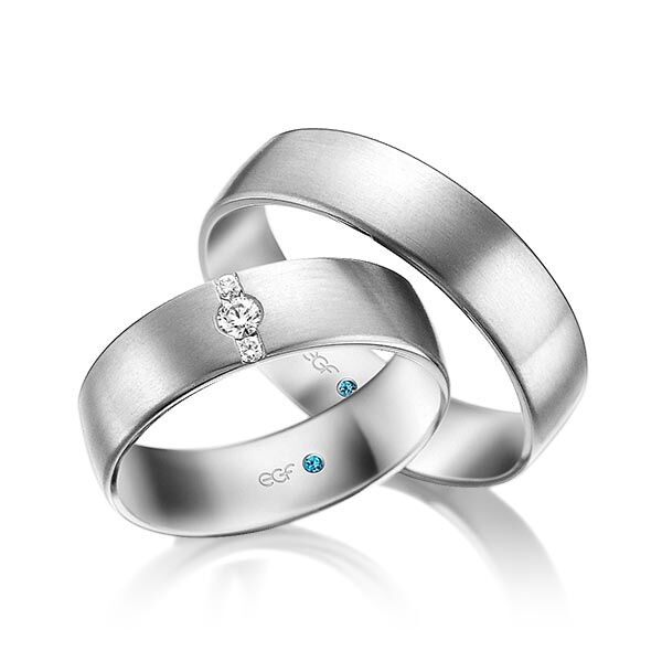 TR0672 model in fijn mat wit 6 mm Trouwringen set kopen bestaande uit een vrouw en mannen ring met of zonder diamanten steen