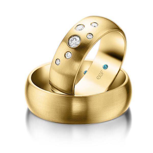 TR0727 model in geel fijn mat 7 mm geelgouden Trouwringen set kopen bestaande uit een vrouw en mannen ring met of zonder diamanten steen