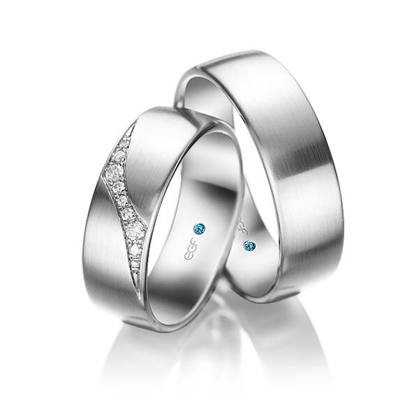 TR0742 model glad in fijn mat 7 mm Trouwringen set kopen bestaande uit een vrouw en mannen ring met of zonder diamanten steen