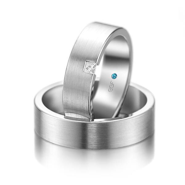 TR0765 model in wit glad fijn mat 6 mm Trouwringen set kopen bestaande uit een vrouw en mannen ring met of zonder diamanten steen