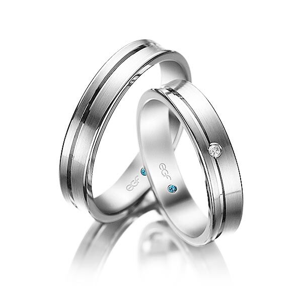 TR0780 model wit in mat 4,5 mm Trouwringen set kopen bestaande uit een vrouw en mannen ring met of zonder diamanten steen