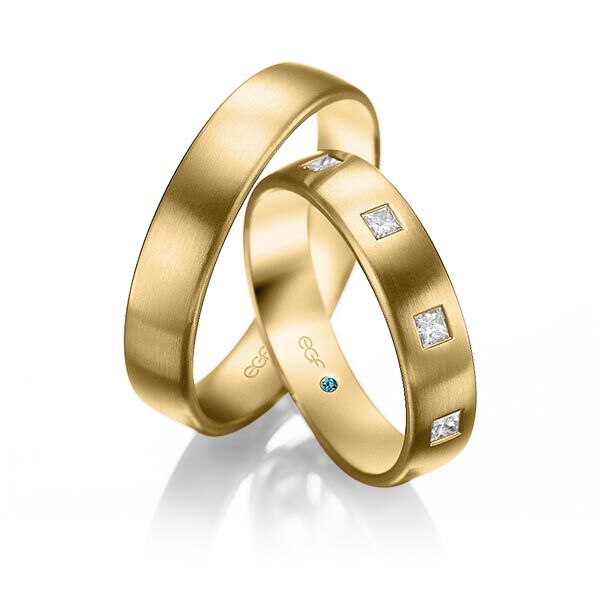 TR0787 model in fijn mat geel 5 mm Trouwringen geelgoud set kopen bestaande uit een vrouw en mannen ring met of zonder diamanten steen