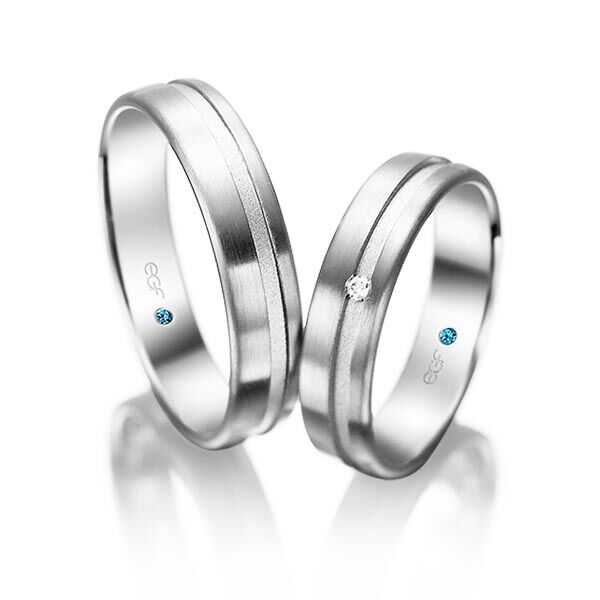 TR0792 model in wit zand mat 5 mm Trouwringen set kopen bestaande uit een vrouw en mannen ring met of zonder diamanten steen