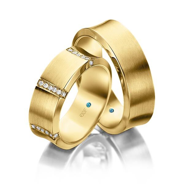 TR0804 model in fijn mat geel 8 mm geelgouden Trouwringen set kopen bestaande uit een vrouw en mannen ring met of zonder diamanten steen