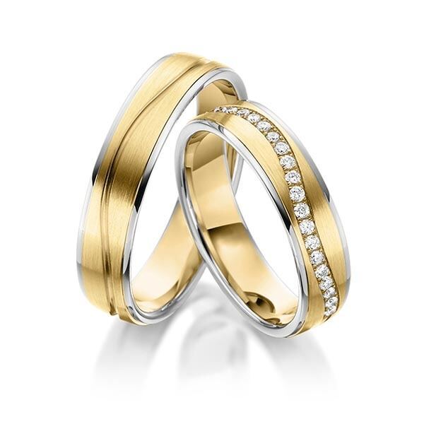 TR0489 model in geel met wit mat glans 5 mm Trouwringen geelgoud set kopen bestaande uit een vrouw en mannen ring met of zonder diamanten steen