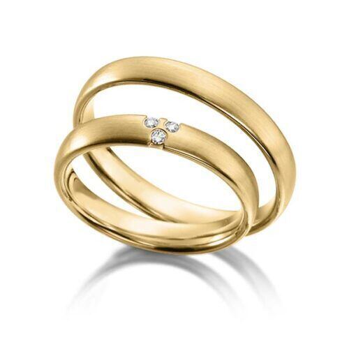 TR0530 model in geel fijn mat 3,5 mm geelgouden Trouwringen set kopen bestaande uit een vrouw en mannen ring met of zonder diamanten steen