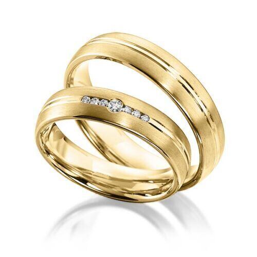 TR0554 model in geel mat glans 5 mm Trouwringen geelgoud set kopen bestaande uit een vrouw en mannen ring met of zonder diamanten steen