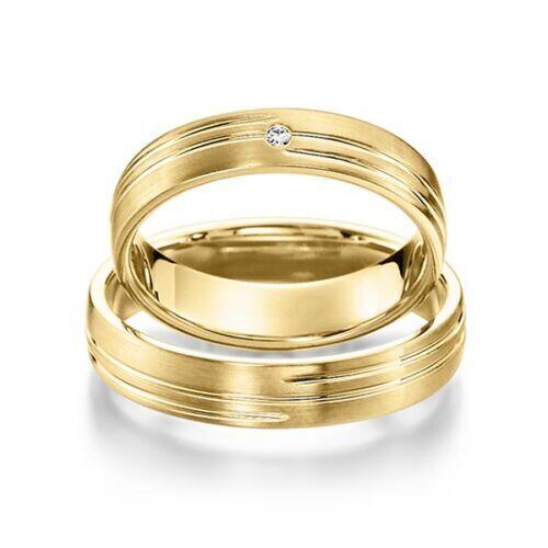 TR0557 model in geel glanzend 4,5 mm geelgouden Trouwringen set kopen bestaande uit een vrouw en mannen ring met of zonder diamanten steen