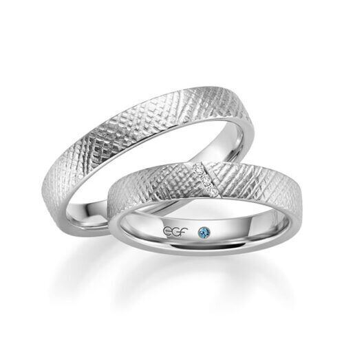 TR0591 model met gravering in 4 mm Trouwringen set kopen bestaande uit een vrouw en mannen ring met of zonder diamanten steen