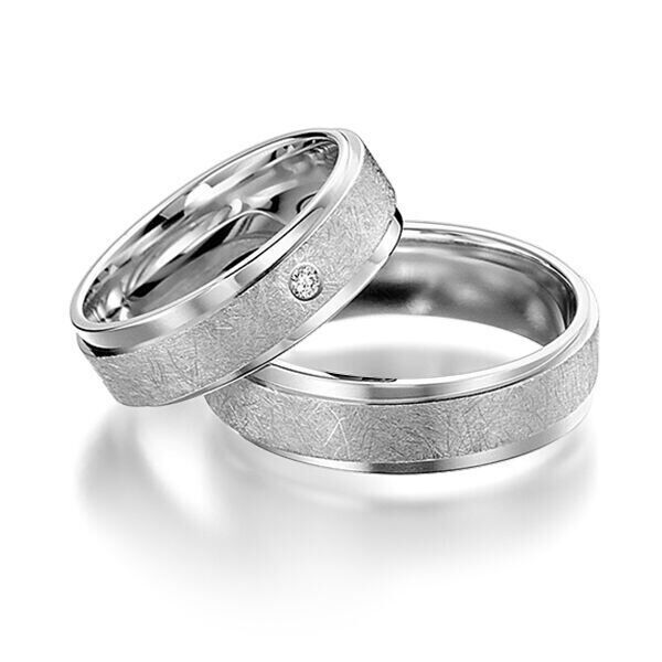TR0573 model in glans en ijs mat 5,5 mm Trouwringen set kopen bestaande uit een vrouw en mannen ring met of zonder diamanten steen