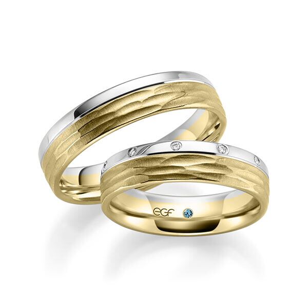 TR0596 model in geel met wit mat glans 5,5 mm Trouwringen geelgoud set kopen bestaande uit een vrouw en mannen ring met of zonder diamanten steen