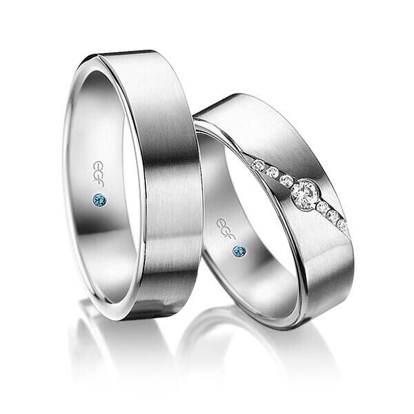 TR0776 model wit in fijn mat 6 mm Trouwringen set kopen bestaande uit een vrouw en mannen ring met of zonder diamanten steen