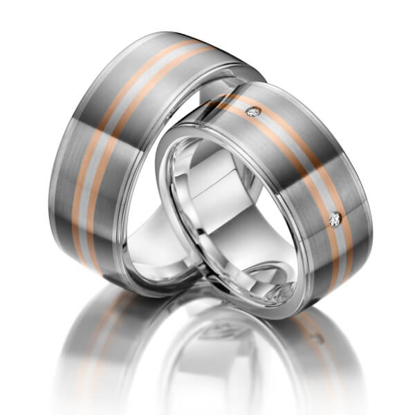 TR0550 model in grijs met wit en rood mat 9 mm Trouwringen set kopen bestaande uit een vrouw en mannen ring met of zonder diamanten steen