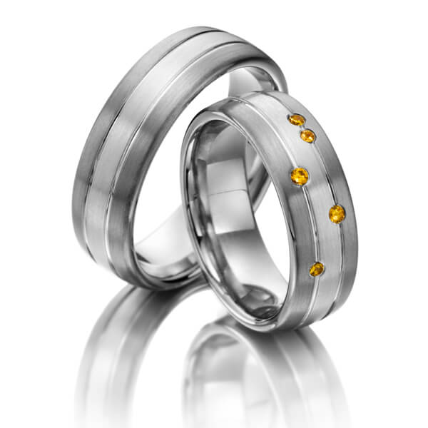 TR0552 model in grijs met wit mat 7 mm Trouwringen set kopen bestaande uit een vrouw en mannen ring met of zonder diamanten steen