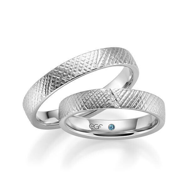TR0591 model met gravering in 4 mm Trouwringen set kopen bestaande uit een vrouw en mannen ring met of zonder diamanten steen