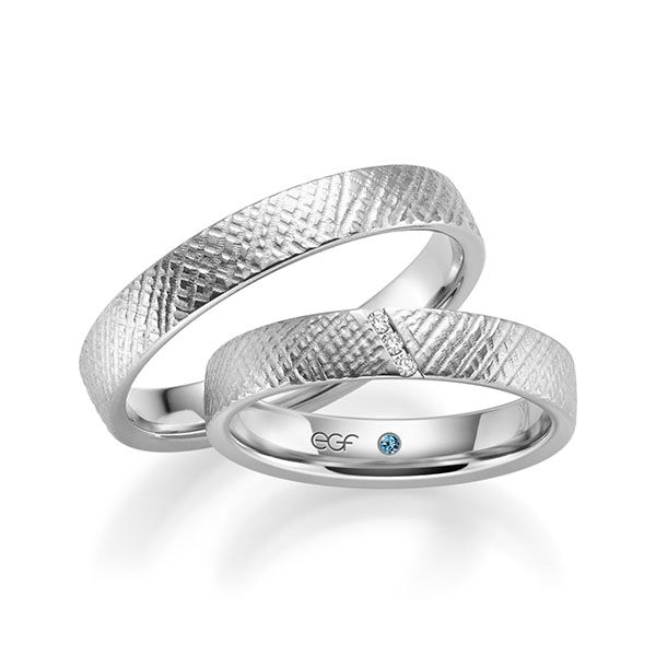 TR0591 model met gravering in 4 mm Trouwringen set kopen bestaande uit een vrouw en mannen ring met of zonder diamanten steen