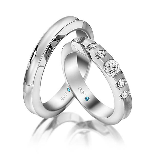 TR0793 model uitgehold in wit mat 4,5 mm Trouwringen set kopen bestaande uit een vrouw en mannen ring met of zonder diamanten steen